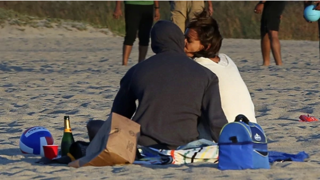 ¡Que viva el amor! Katie Holmes y Jamie Foxx fotografiados muy románticos en la playa