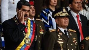 Estampida de soldados tras incidente hace lucir vulnerable a Maduro, dicen analistas