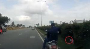 ¡Increíble! Bebé viajó solo en moto tras un choque de sus padres con otro vehículo