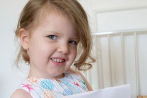 Una niña británica de tres años registra un coeficiente superior a Einsten