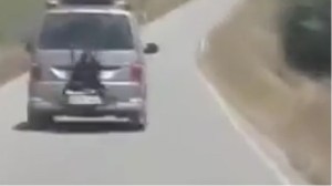 Detuvieron a conductor que llevaba a su hija atada al portabicicletas de su automóvil (Video)