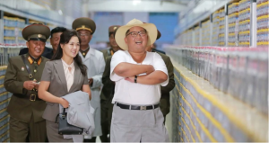 La distendida visita del dictador Kim Jong-un a una fábrica de productos de pescado (Fotos)