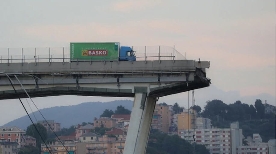 La historia del camionero que se detuvo justo a tiempo cuando colapsó el puente Morandi en Génova