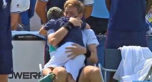 ¡Conmovedor! El hijo de un tenista entró a la cancha para consolarlo tras perder el juego (Video)