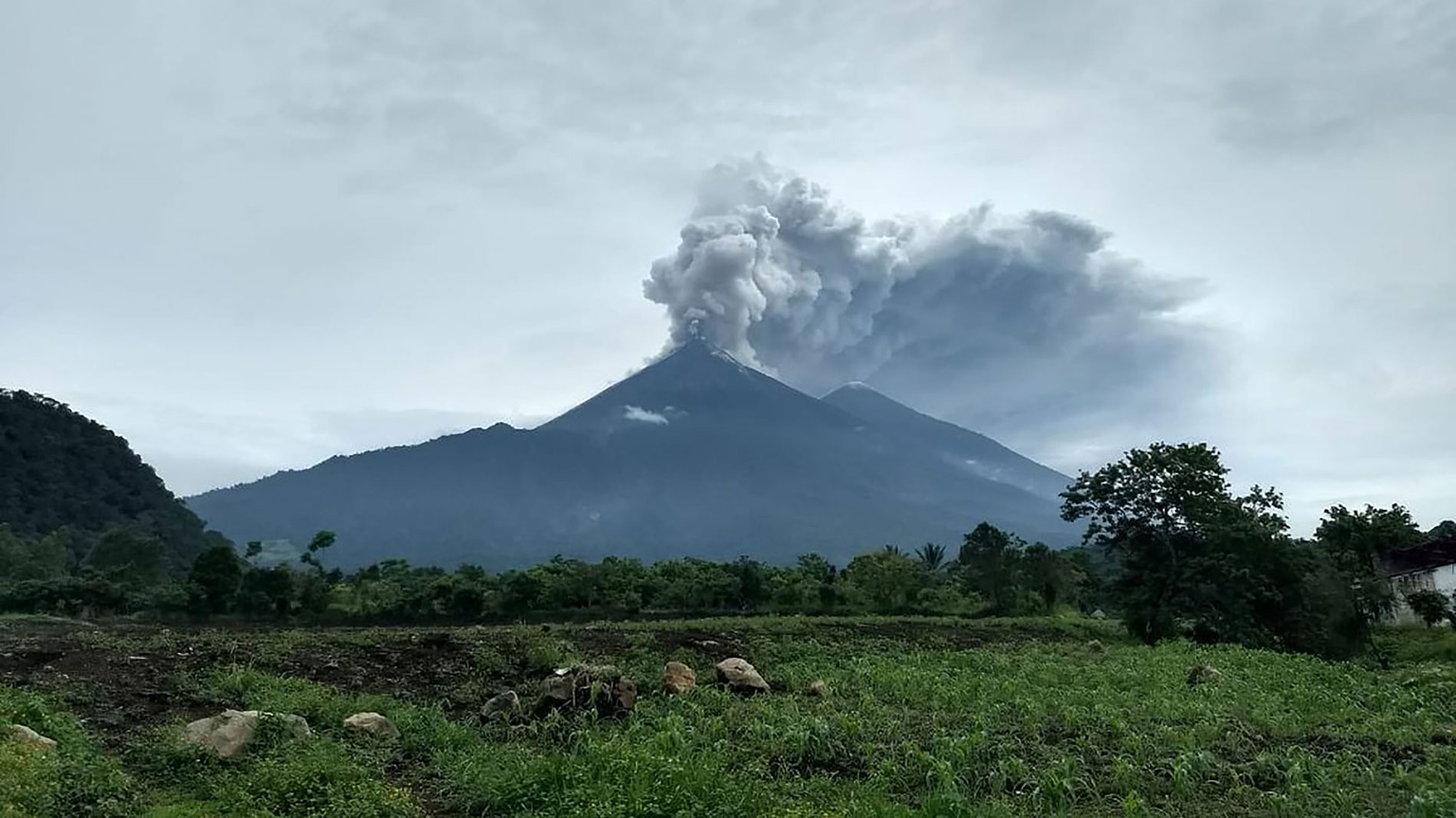 Volcán de Fuego de Guatemala registra 26 explosiones y lluvia genera lahares