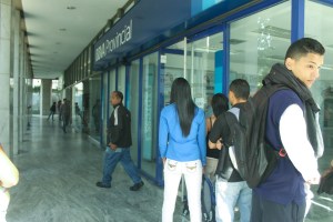 Venezolanos acuden a los bancos en busca de billetes “soberanos” #21Ago (Fotos)