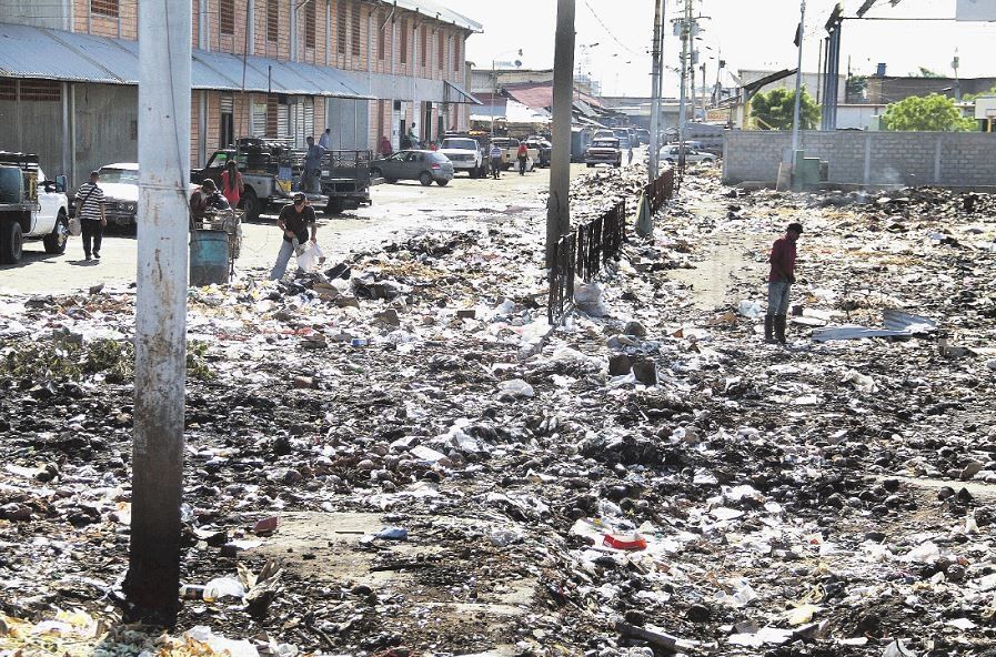 ¡Qué horrible! Un “jardín” de basura bordea el mercado Las Pulgas en Zulia