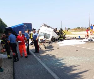 Fallecen 12 inmigrantes en Italia tras accidente de camión agrícola