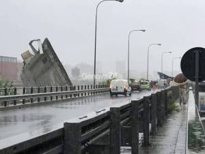 Se desploma un viaducto en Génova y varios carros caen al vacío (fotos y videos)