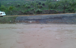 Río Guaire se desborda a la altura de la Ucab por intensas lluvias (Video) #24Ago