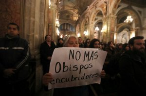Allanan Conferencia Episcopal chilena por investigación de abusos de Maristas