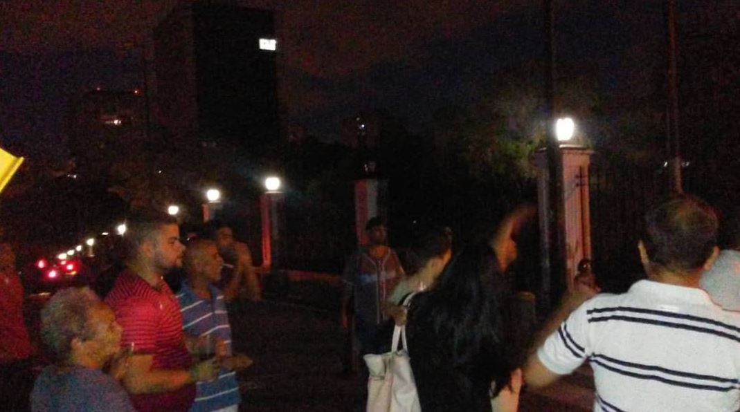 Vecinos de Miraflores le protestan a Nicolás Maduro por falta de luz #16Ago (Video y Fotos)