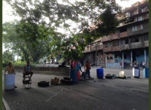 Vecinos del barrio La Bombilla protestan por falta de agua #10Ago (fotos)