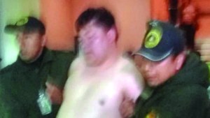 Diputado boliviano borracho se desnuda porque le impidieron abordar un avión
