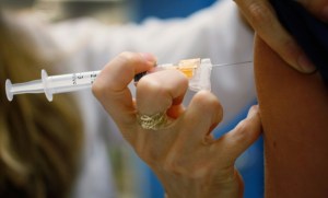 Una dosis de vacuna contra VPH ofrece protección similar a actual doble dosis
