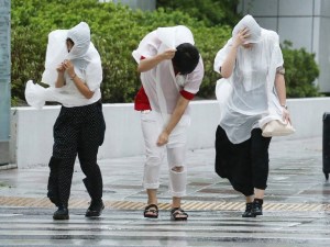 Evacúan a 5 mil personas del aeropuerto japonés de Osaka atrapadas por tifón
