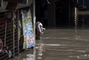 Filipinas reza por un milagro mientras busca sobrevivientes tras paso de un tifón