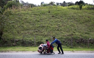 La historia de José López: El venezolano que va en silla de ruedas hasta Bogotá en busca de medicinas (Fotos y Video)