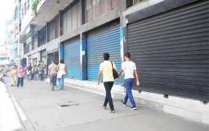 Por falta de mercancía, las santamarías de los negocios en Maracay siguen abajo