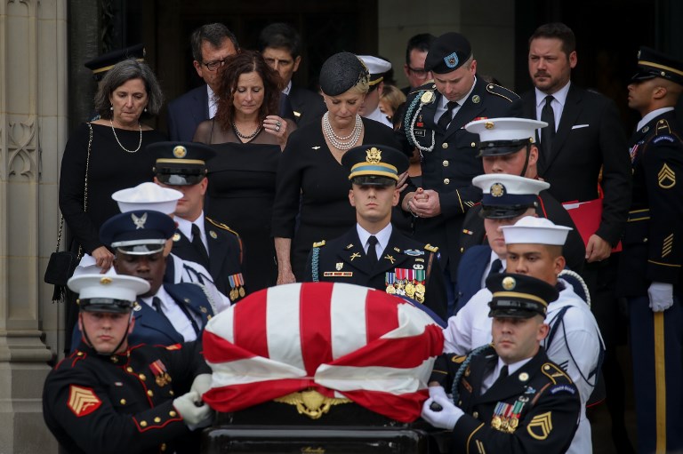 John McCain es enterrado en la Academia Naval de EEUU