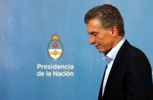 Macri prepara dura reestructuración gubernamental para superar la crisis