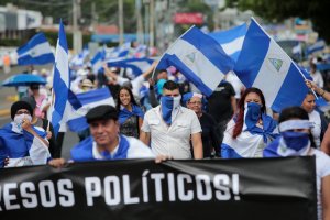 El colmo: Policía de Nicaragua impide a opositores caminar con bandera del país
