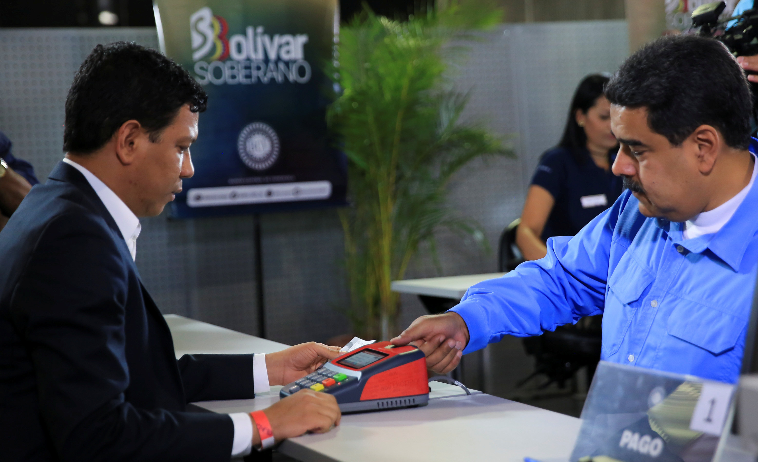 Maduro madrugó para comprar certificado de lingotico en el BCV (Fotos + Video)
