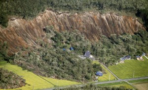 Al menos ocho muertos, 40 desaparecidos y deslaves deja sismo en Japón (fotos)