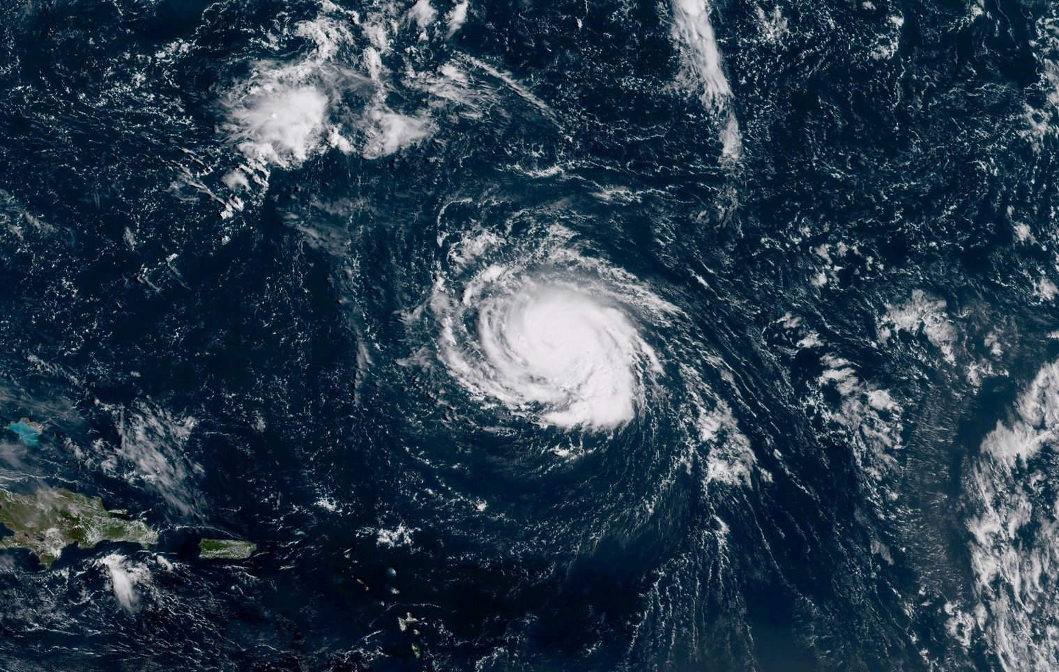 Huracán Florence y tormentas Isaac y Helene avanzan por aguas del Atlántico