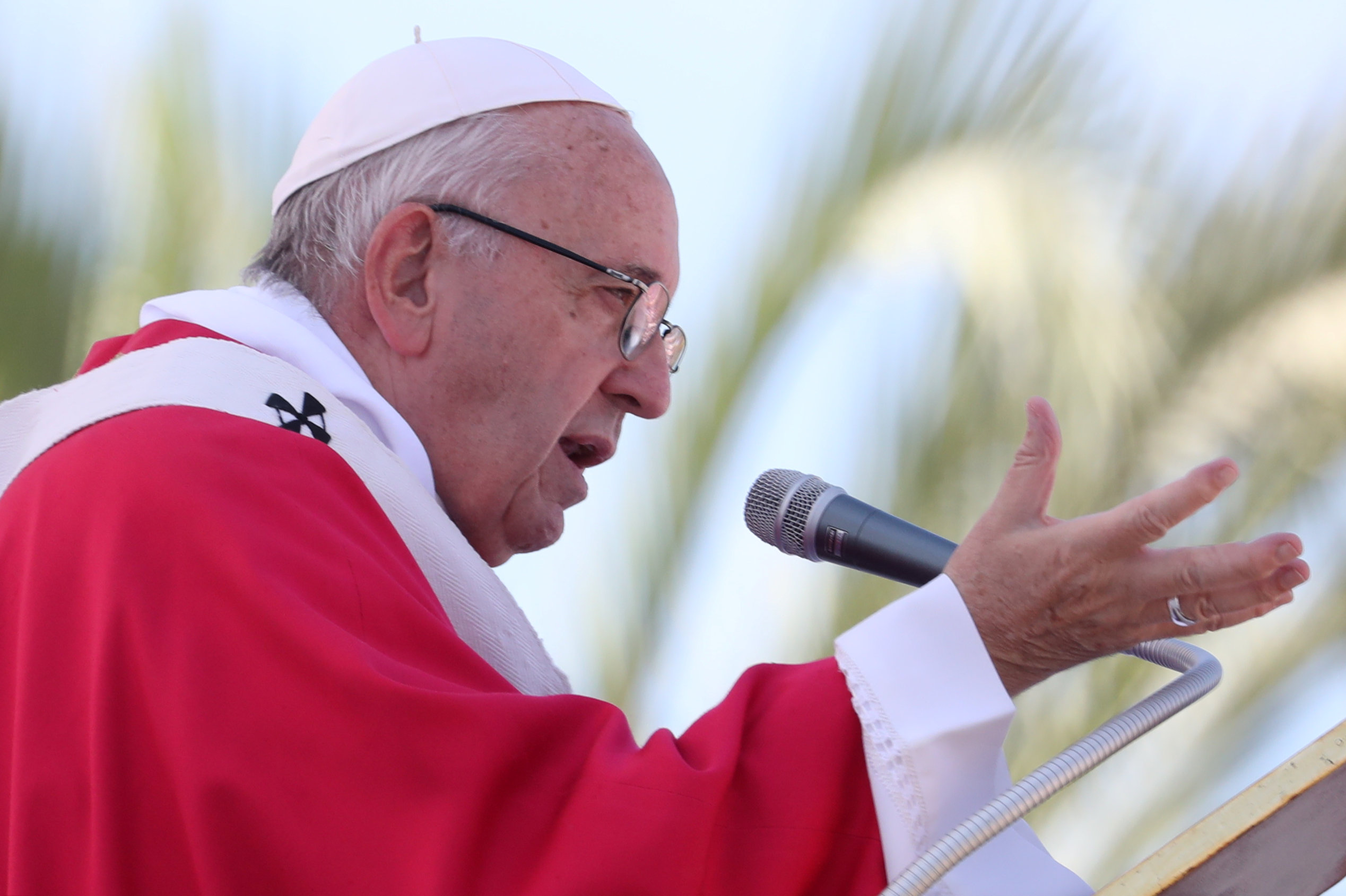 No se puede creer en Dios y ser mafioso, dice el papa Francisco