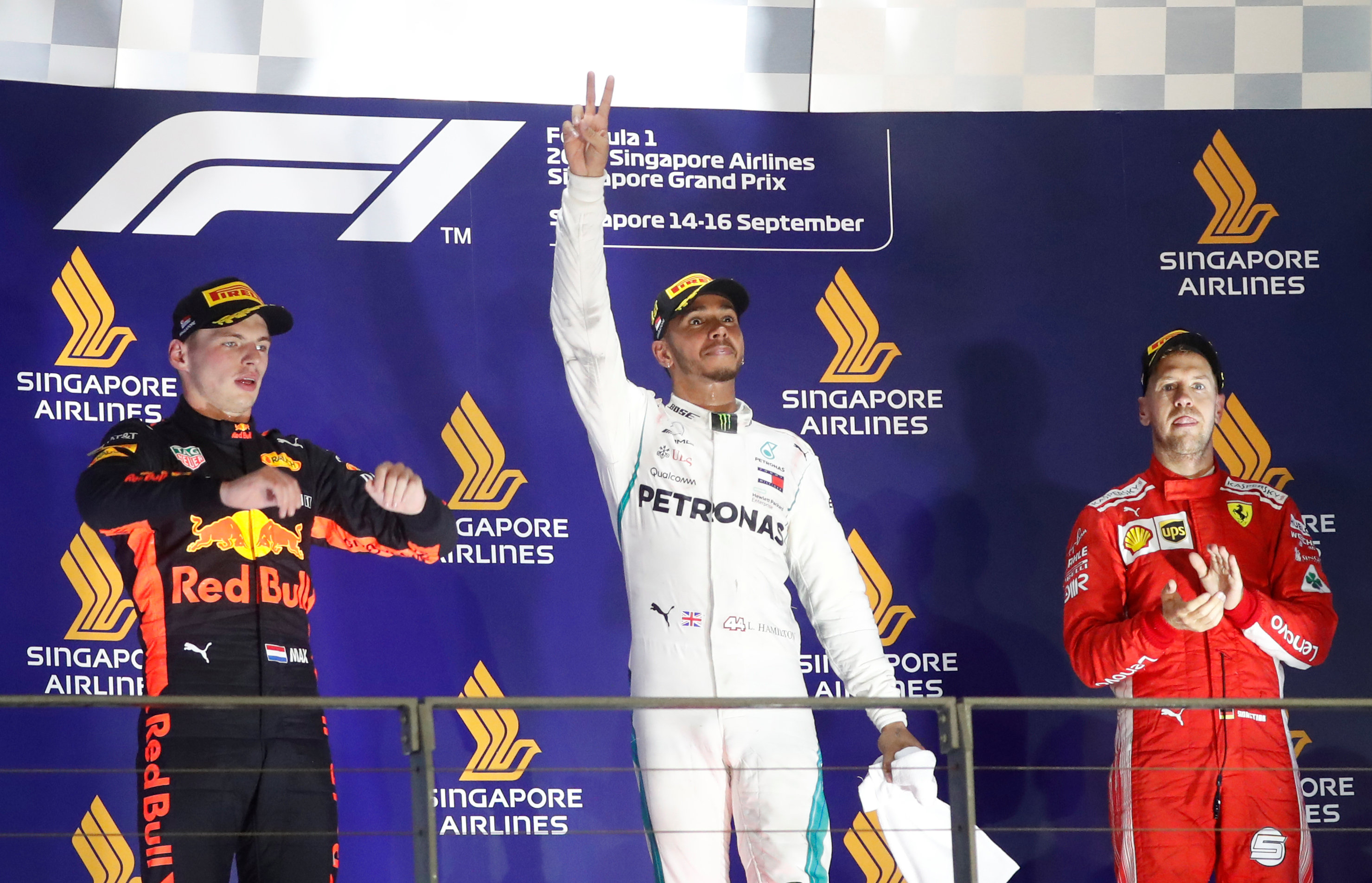 Hamilton gana en Singapur y acelera hacia su quinto título de pilotos