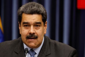 Ante una creciente presión internacional, Maduro exhibe apoyo de Rusia