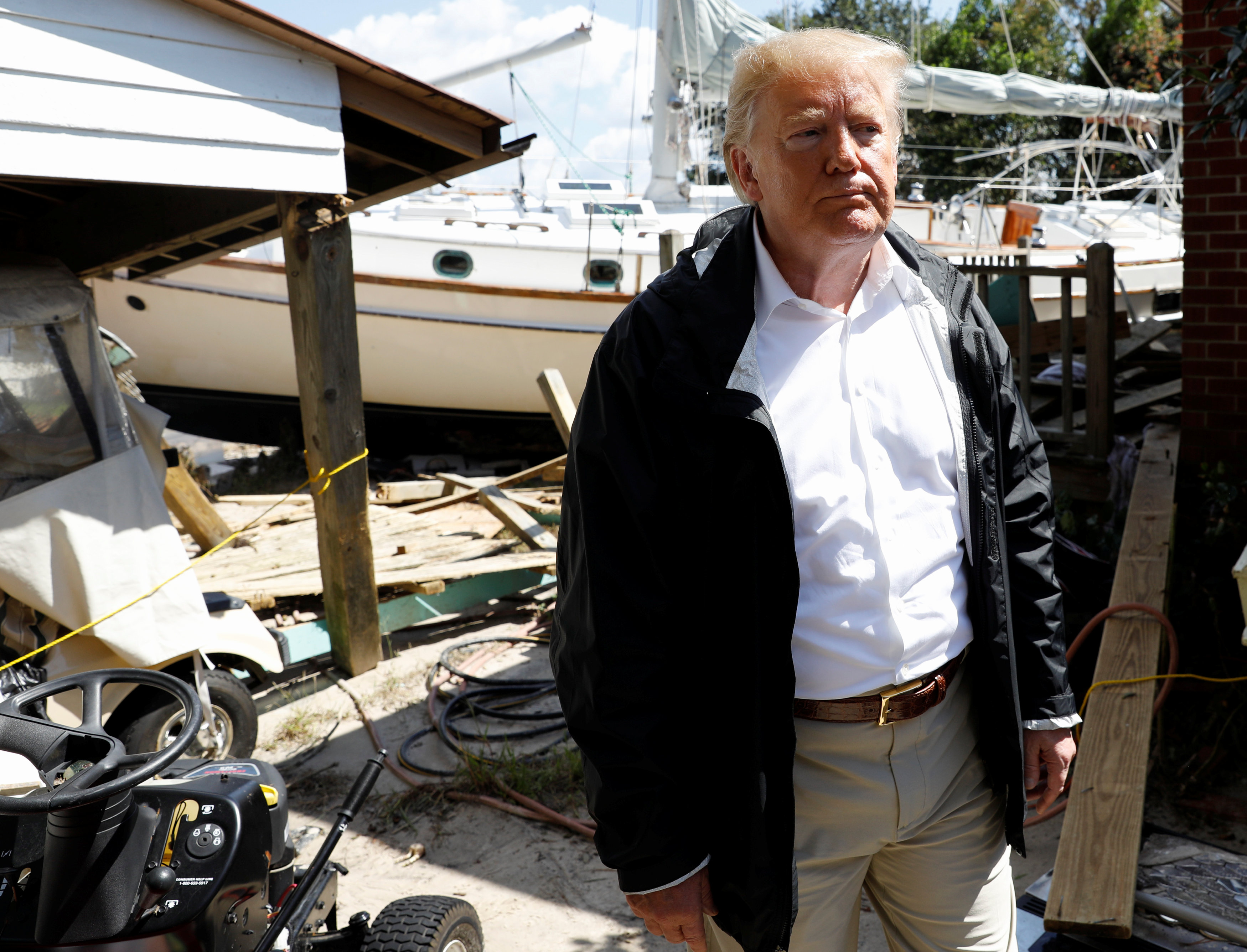 Trump visita Carolina del Norte tras el paso del huracán Florence (Fotos)
