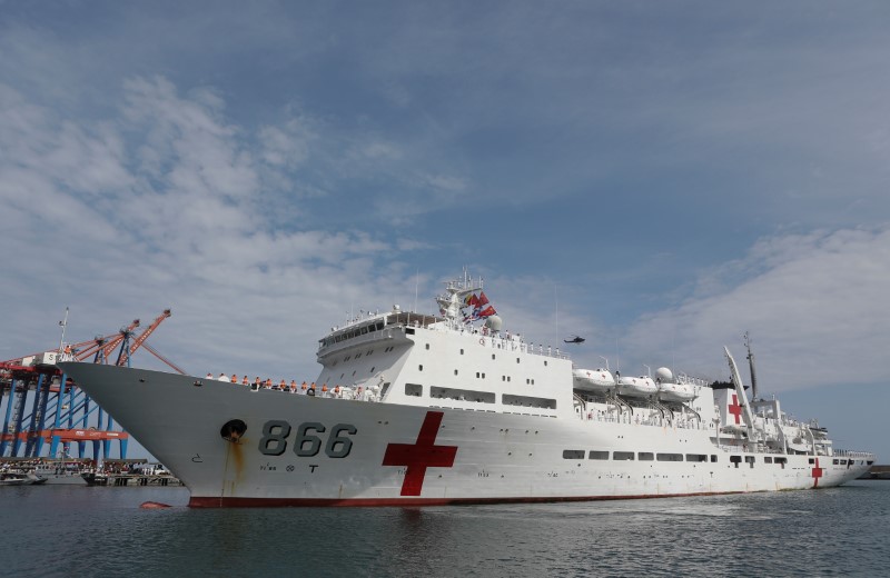 Este ha sido el único venezolano fotografiado en el buque hospital chino (Fotos)