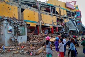 Más de mil personas siguen bajo escombros y barro en Indonesia, según ONG