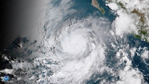 Huracán Rosa sigue debilitándose en el Pacífico al acercarse a México