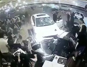 EN VIDEO: Un carro se estrella contra un Starbucks repleto de gente en Turquía