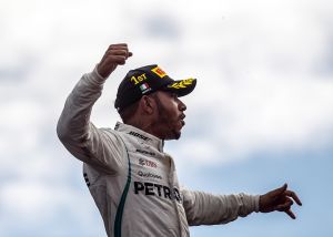 Hamilton se acerca a la marca de Fangio e Italia decreta un autogol de Ferrari