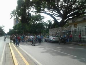 Pensionados protestan en la avenida Bolívar de Maracay exigiendo el pago en efectivo #28Sep