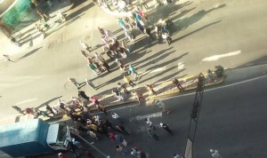 EN VIDEO: Abuelos también trancaron la avenida Urdaneta para exigir pago de pensión #1sep