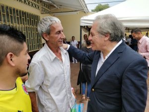 Almagro escucha a los venezolanos que transitan por paso fronterizo de Cúcuta