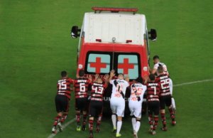 ¡WTF! Futbolistas empujaron una ambulancia que se quedó accidentada en la cancha (Video)