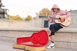 ¡Tan romántico! Justin Bieber le dedicó una serenata a Hailey Baldwin en las calles de Londres (Video)