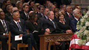 La complicidad de Michelle Obama y George Bush durante el funeral de John McCain (video)