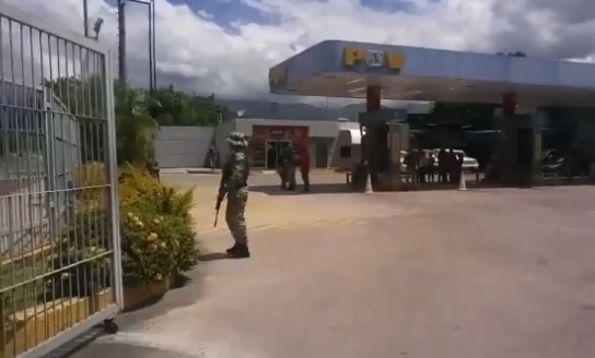 Milicia realiza ejercicio militar en las gasolineras de Maracay (video)