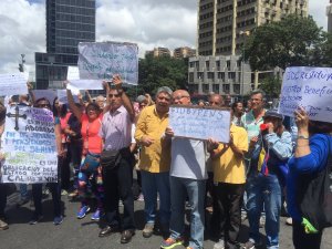 Jubilados protestan en Plaza Venezuela y denuncian que sus beneficios han sido violentados
