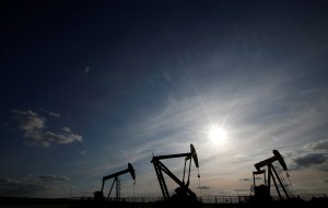 Petróleo subirá porque crisis en Venezuela y sanciones a Irán compensan riesgos por guerra comercial