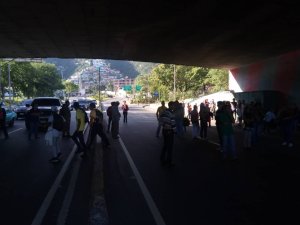 Protesta por falta de transporte en Vargas #10Sep (video)