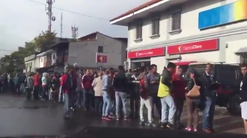 ¿Dónde está el efectivo? Tachirenses hacen colas bajo la lluvia en los bancos (VIDEO)