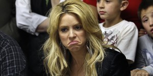 Shakira causa polémica por pasear con sus niños ¡sin sostén!